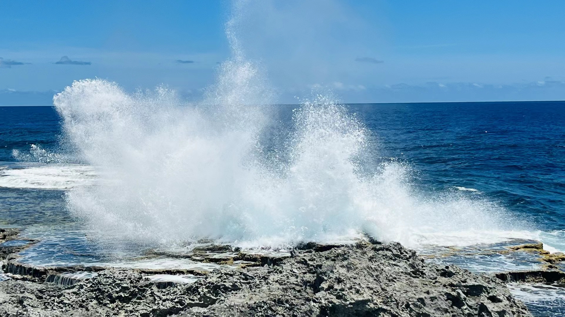 D33汤加塔布岛南岸的喷潮洞是南太平洋独特的奇观。绵延几公里