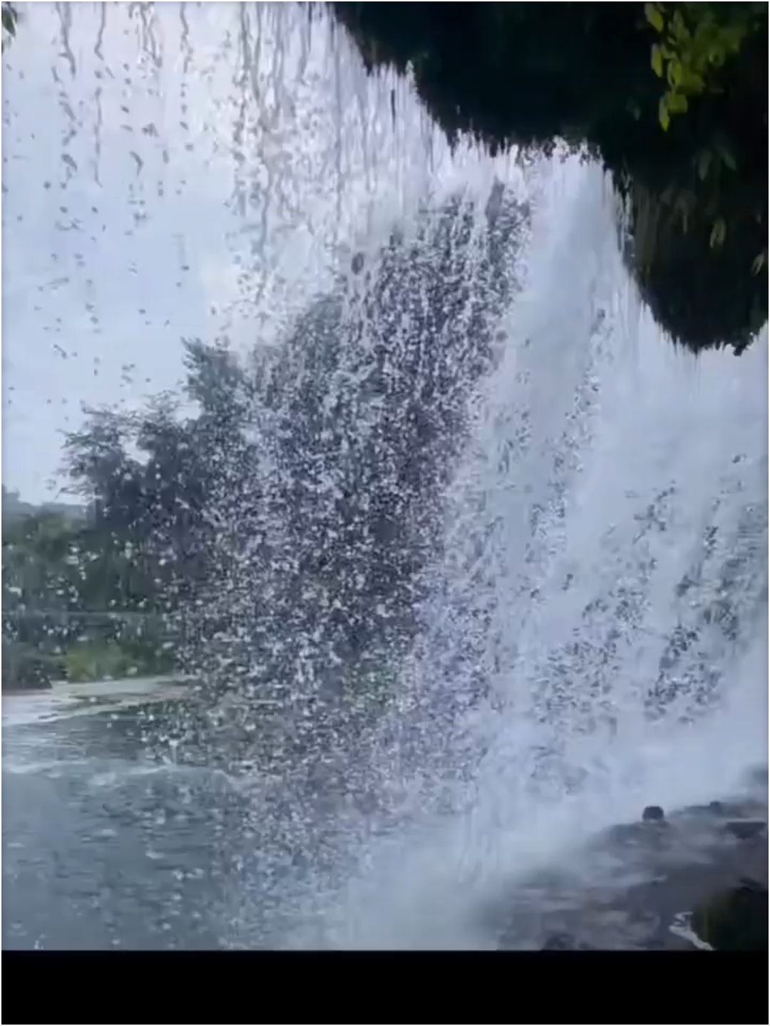 再给大家安利一个免费的贵州小众瀑布:位于黔南州瓮安县的穿洞河瀑布。 穿洞河瀑布水流落差三四米高，宽大