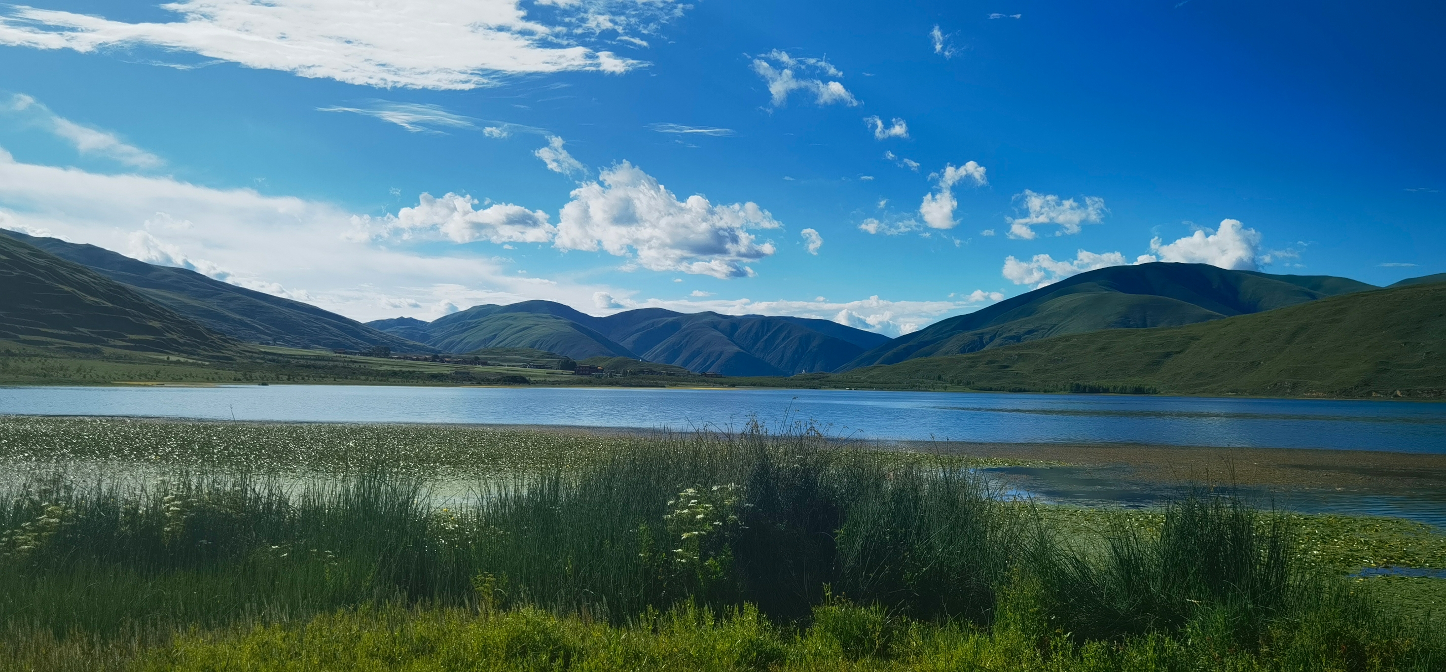 #寻找最美旅行地 卡萨湖位于炉霍县城向西大约30公里，是我省高原湖泊中唯一的一个水禽较集中的湿地，也