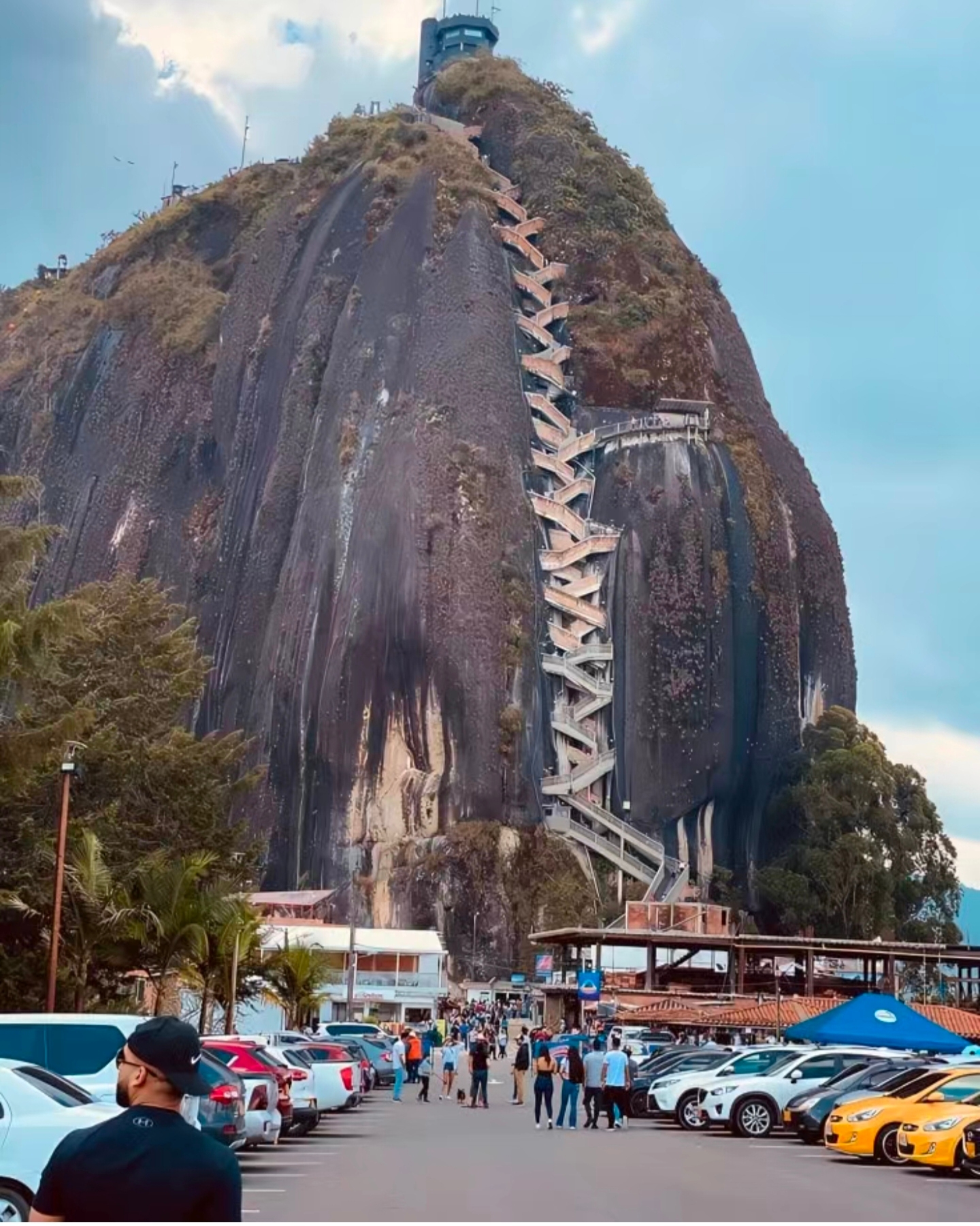 世界上最陡峭壮丽的阶梯，登上6600万吨巨岩