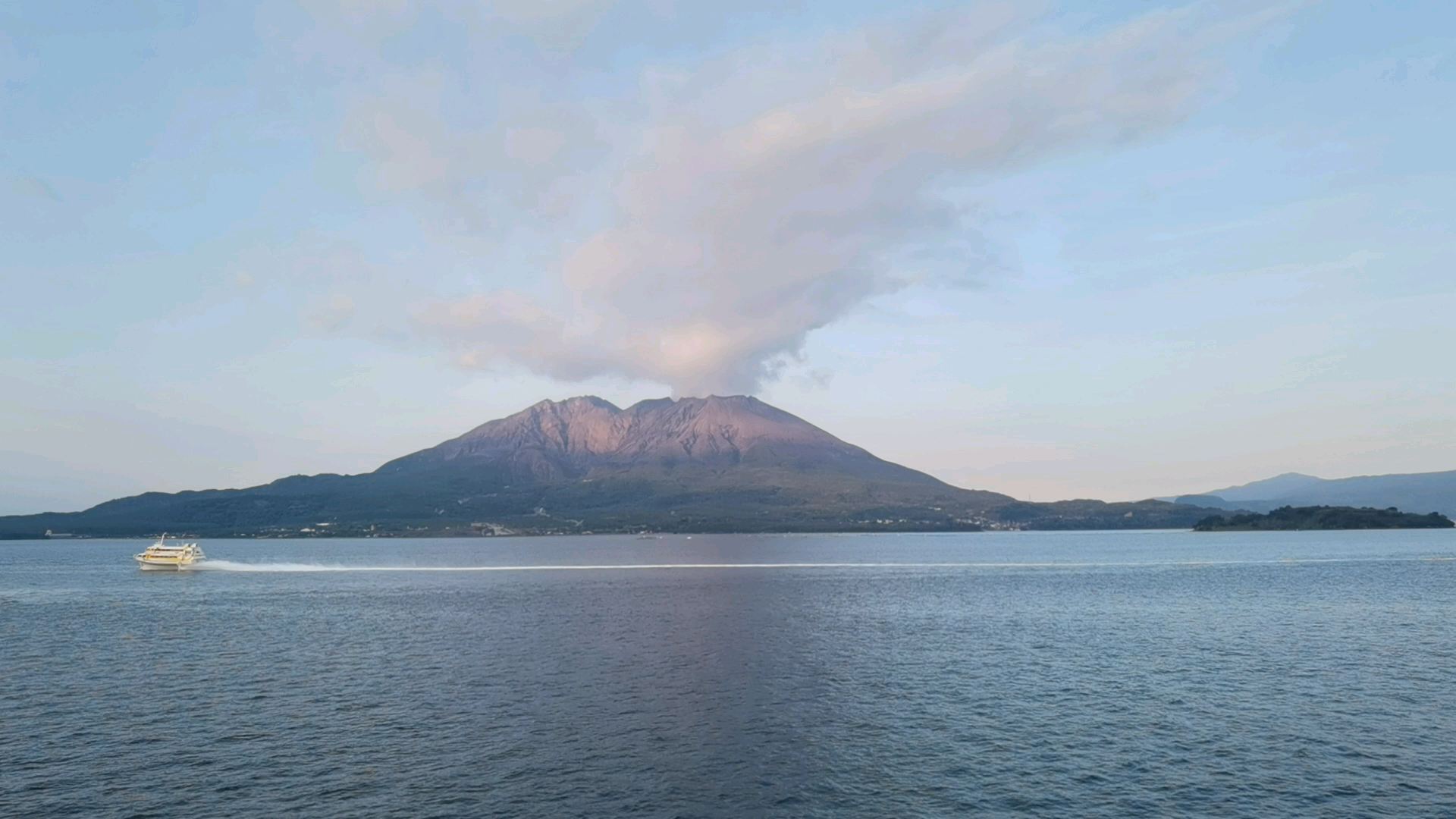 鹿儿岛坐船去樱岛，可以远眺活火山的樱岛全貌。