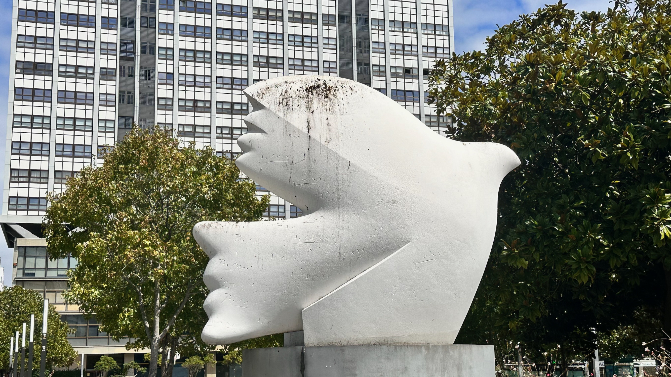 Escultura da Paz和平鸽纪念碑