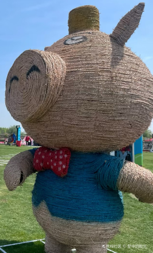可爱巨大稻草人!
