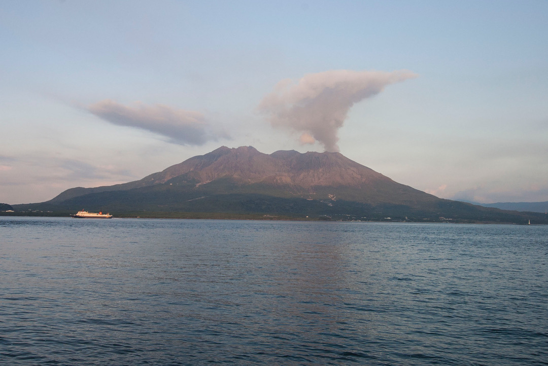 樱岛是鹿儿岛市的标志性景观，也是日本最活跃的火山之一，位于鹿儿岛湾内，与鹿儿岛市隔海相望。樱岛的火山