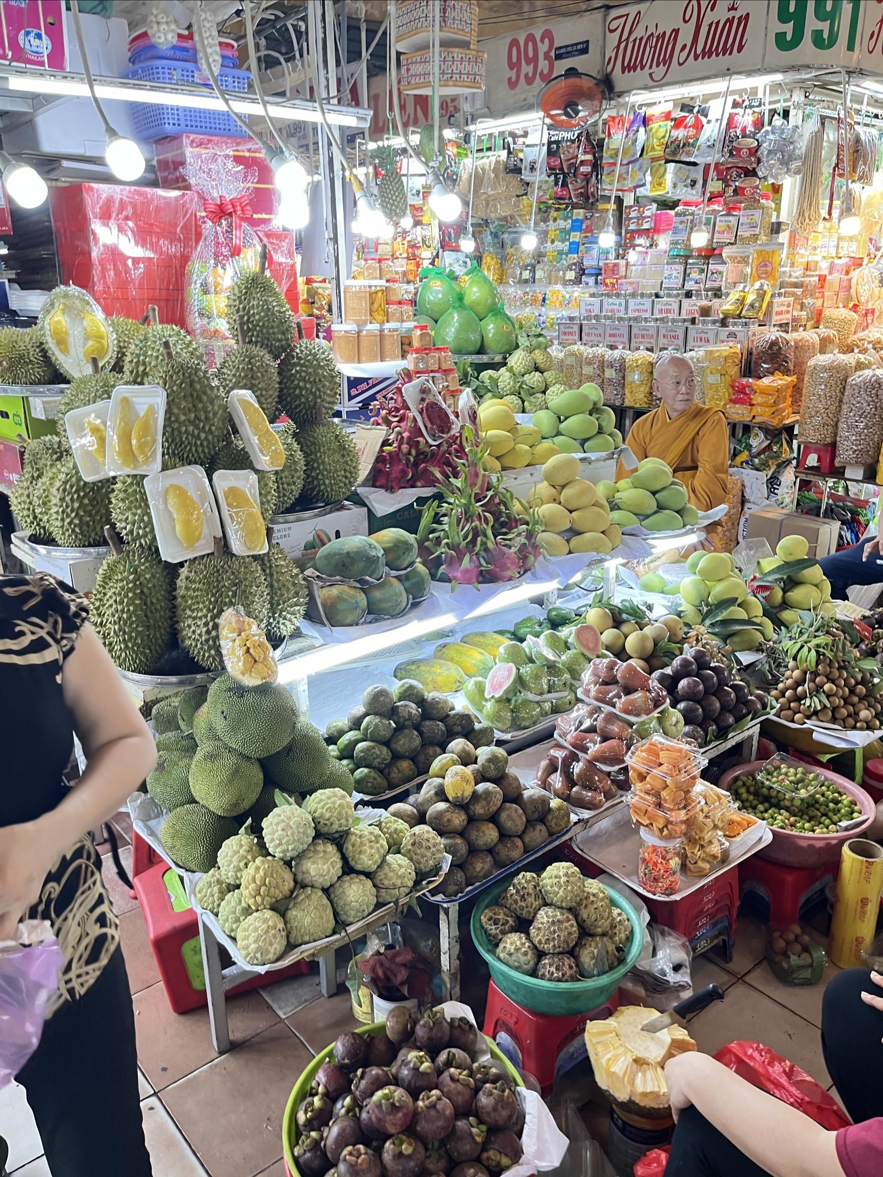 越南水果比较丰富，可以各种品尝……，最好去周边市场，没有特别宰客现象，比较赞……