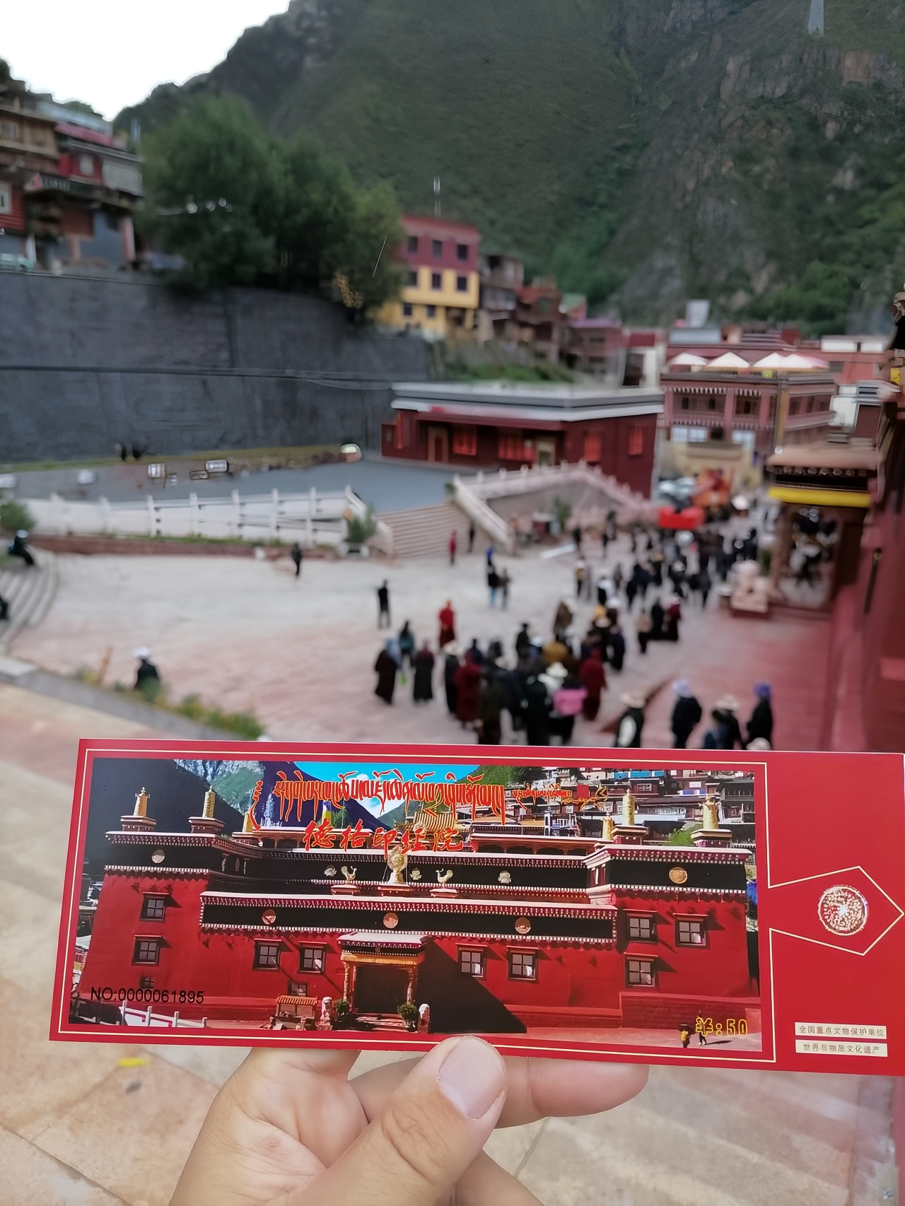 #轻奢旅行 #发现旅途的色彩 川西北地区著名的藏传佛教寺院，是康巴藏区的文化中心，寺内拥有数十万的木