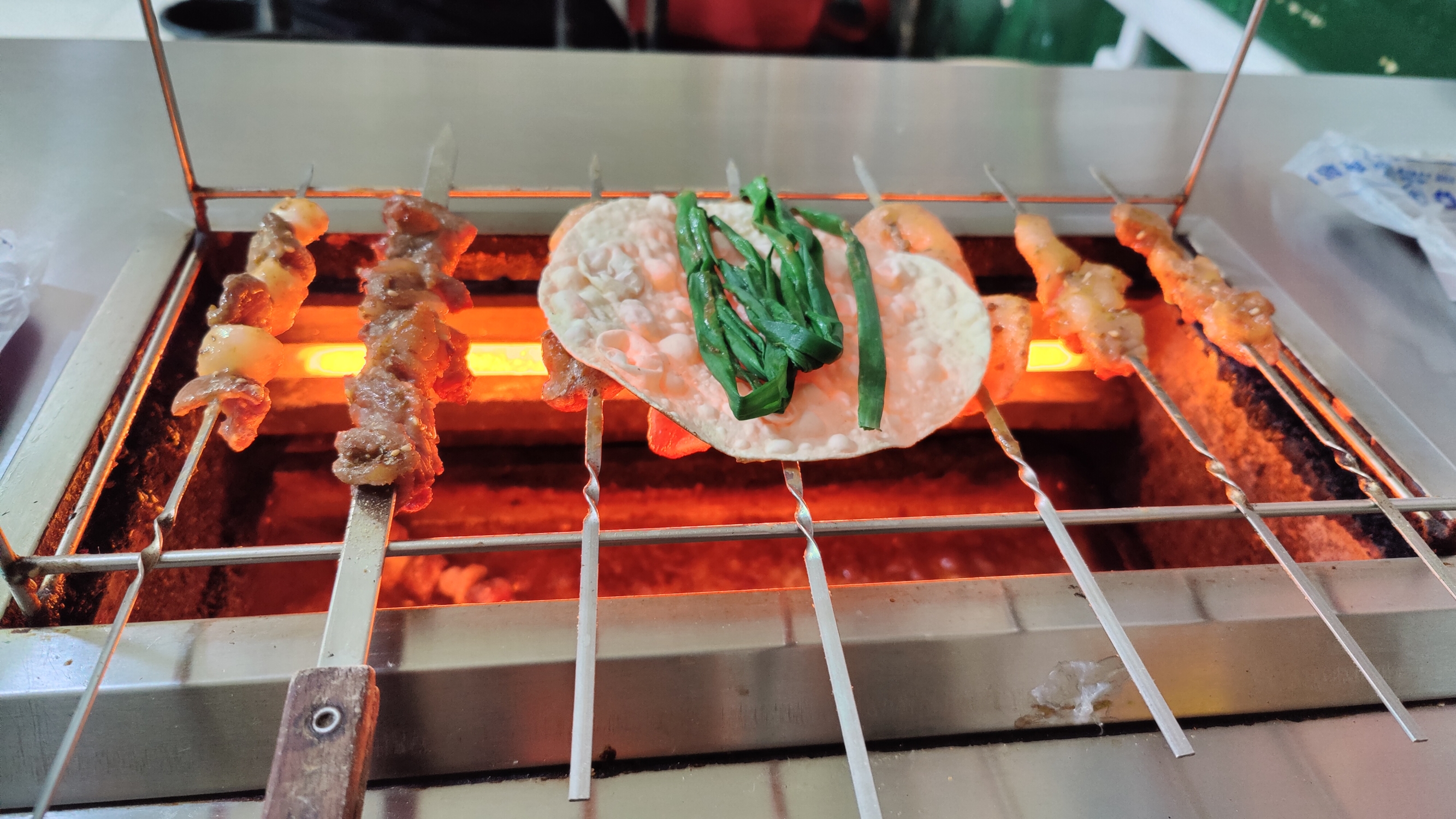 淄博烧烤是山东淄博的一道特色美食，以其独特的口味和制作工艺而著名。以下是对淄博烧烤的评价： 风味独特