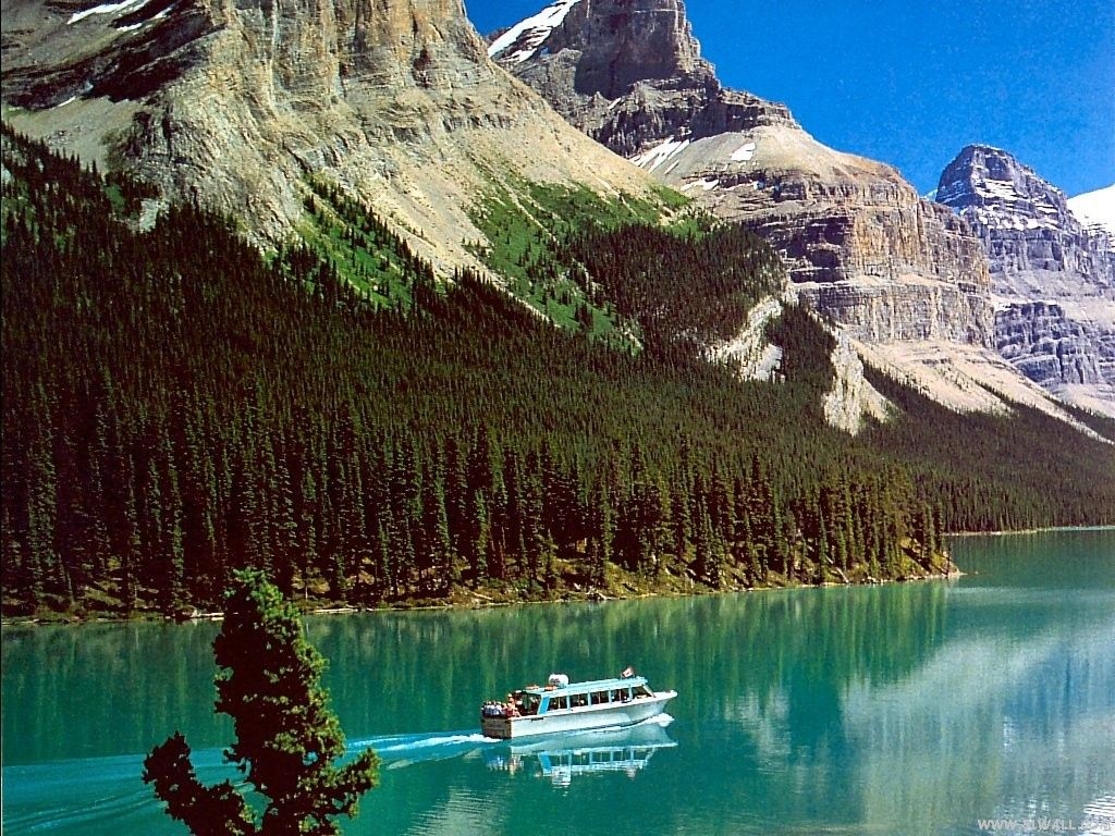 加拿大落基山脉的国家公园群位于加拿大西南部的艾伯塔省和不列颠哥伦比亚省，面积2.3万平方千米，包括贾