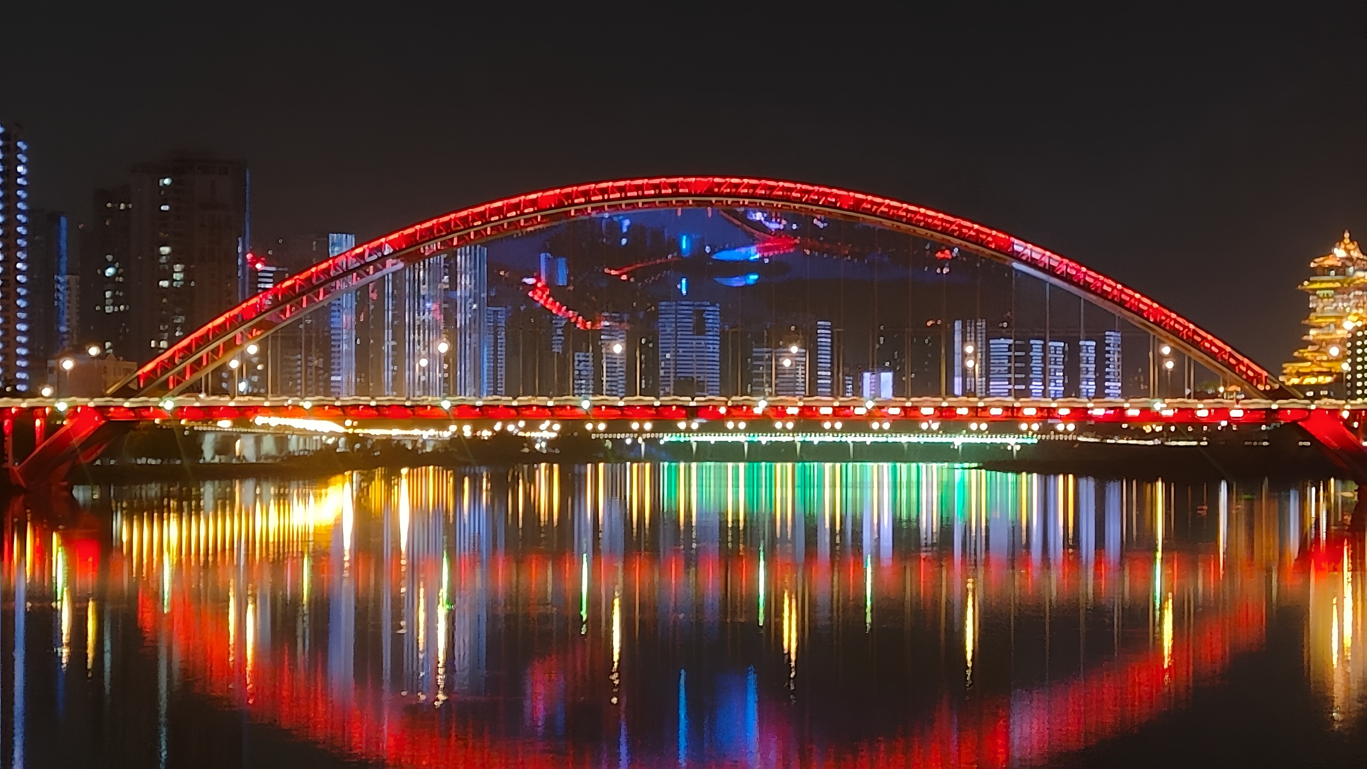 富乐大桥，绵阳市非常漂亮的一座跨三江河大桥。晚上彩灯亮起时，五彩斑斓，尤其是在河中形成倒影，非常漂亮