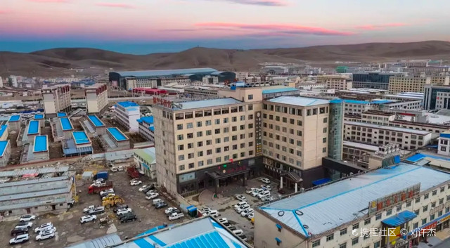 一座融合现代舒适与藏北风情的豪华酒店巍然矗立