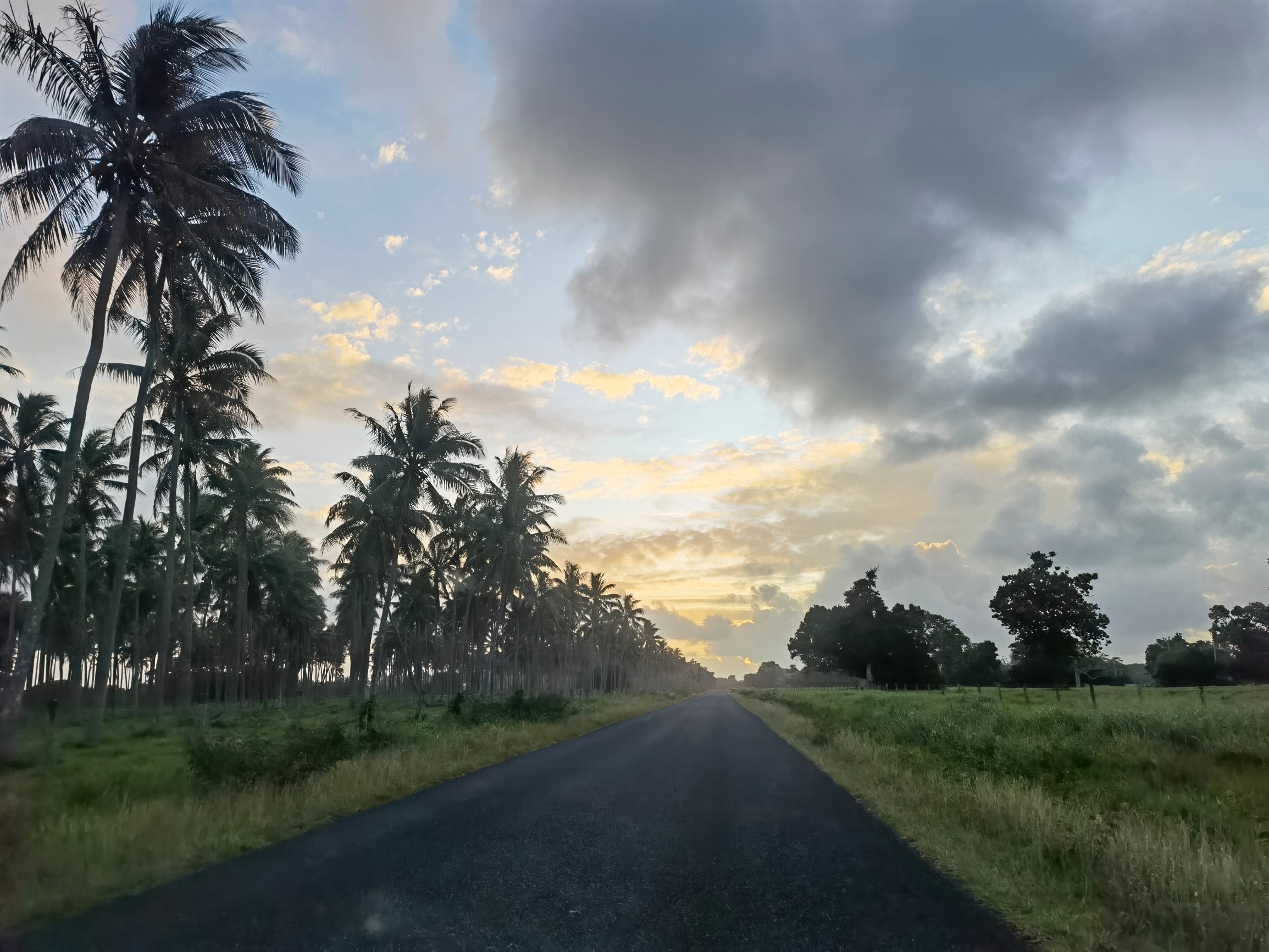 环岛游 — 公路上的夕阳