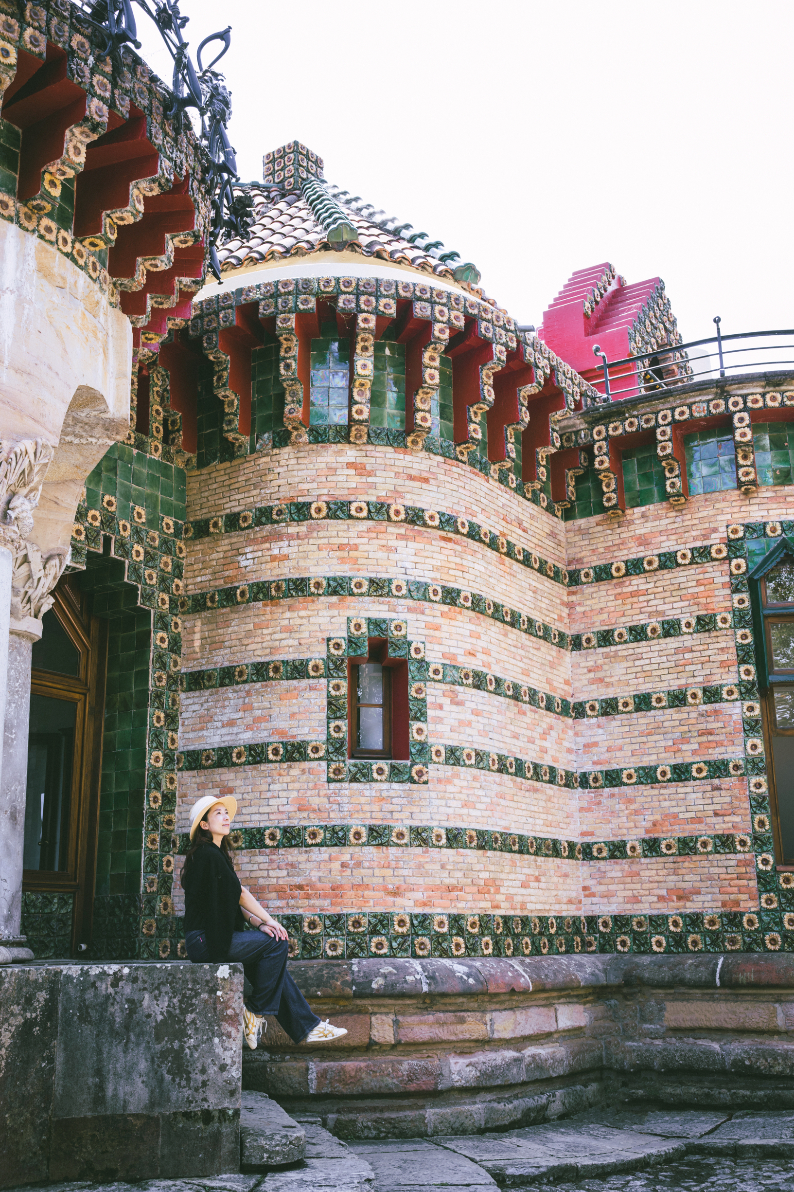 西班牙北部，一个叫科米利亚斯的沿海小城，整个城市如梦幻童话中的世界，一个被绣球花环绕的彩色小屋，这是