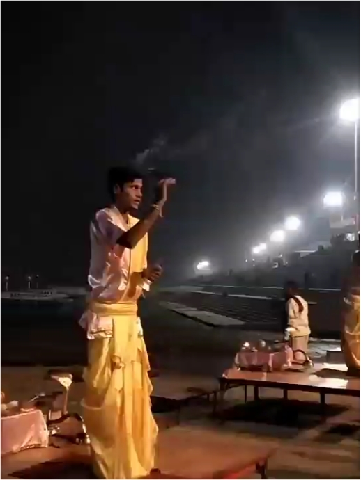 年轻的婆罗门祭司走上祭坛，开始夜祭
