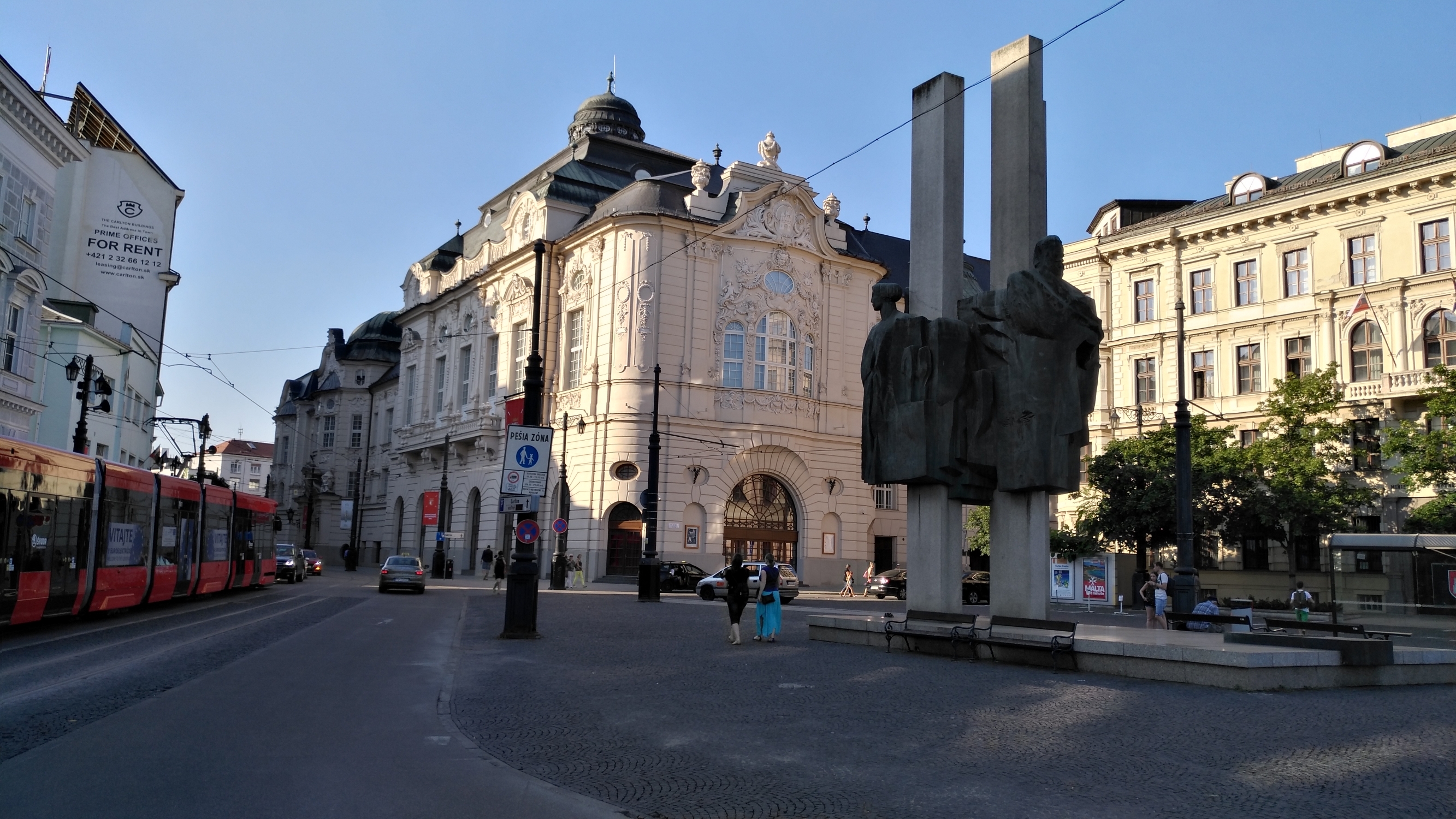 斯洛伐克首都布拉迪斯拉发，街道上的雕塑很美，当地物价也很便宜。比较宜居。当地市民对中国人也比较友好。
