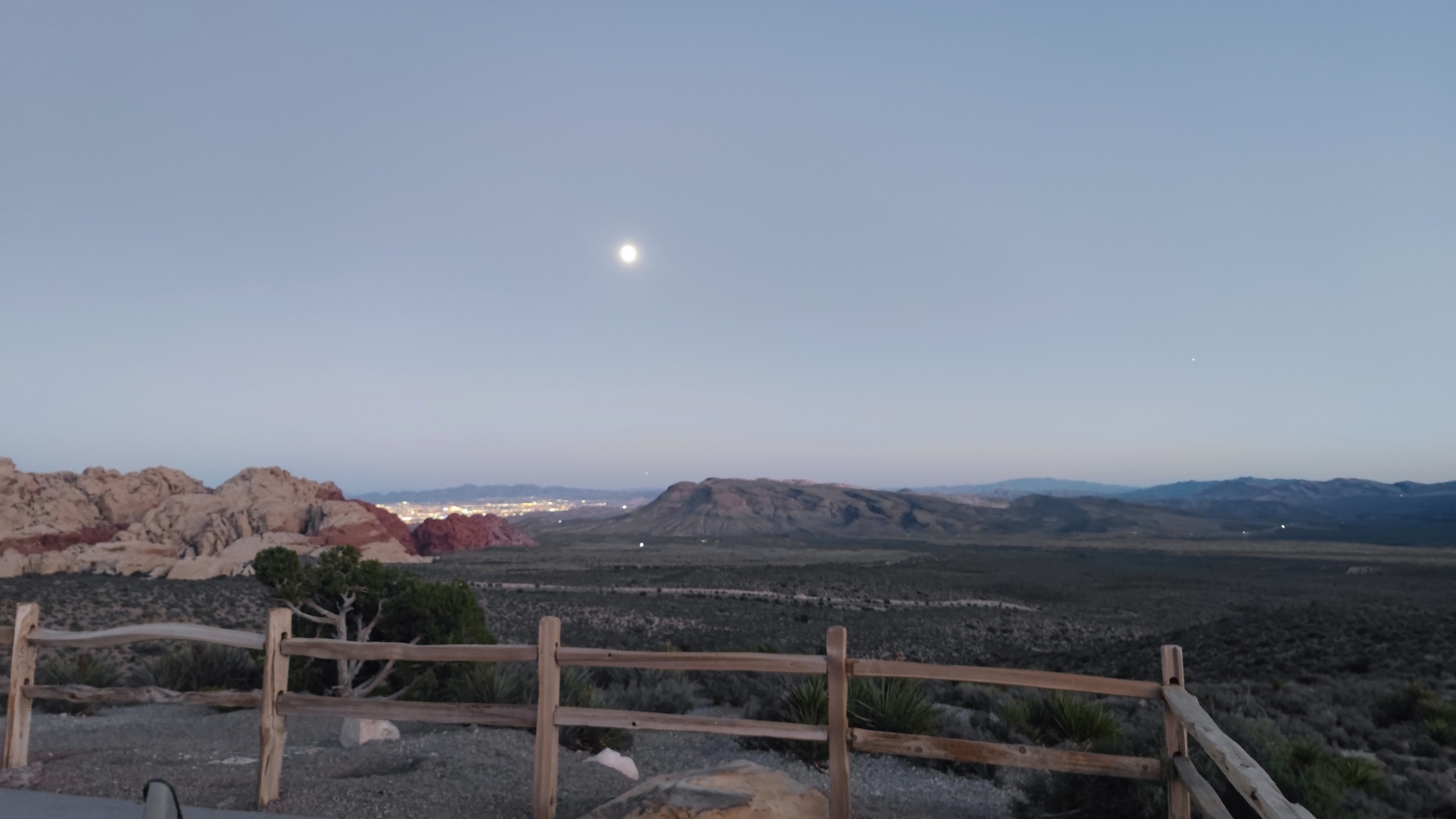 傍晚漫步拉斯维加斯红石峡谷：月光下的奇妙