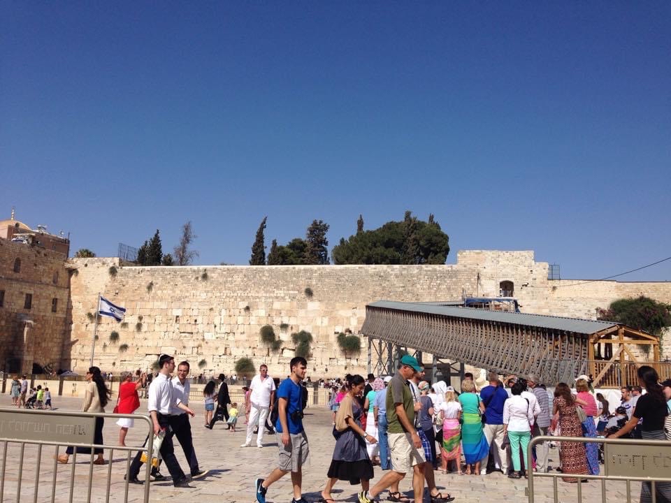 哭墙位于以色列耶路撒冷旧城圣殿山的西侧，是以色列犹太教最神圣的祈祷场所。