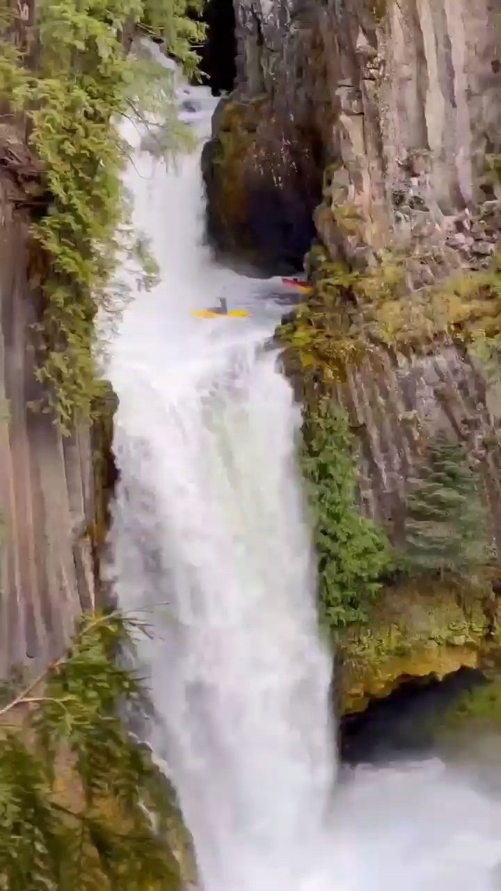 美国🇺🇸俄勒冈州托克蒂瀑布的24米下层的极限皮划艇。 🛶