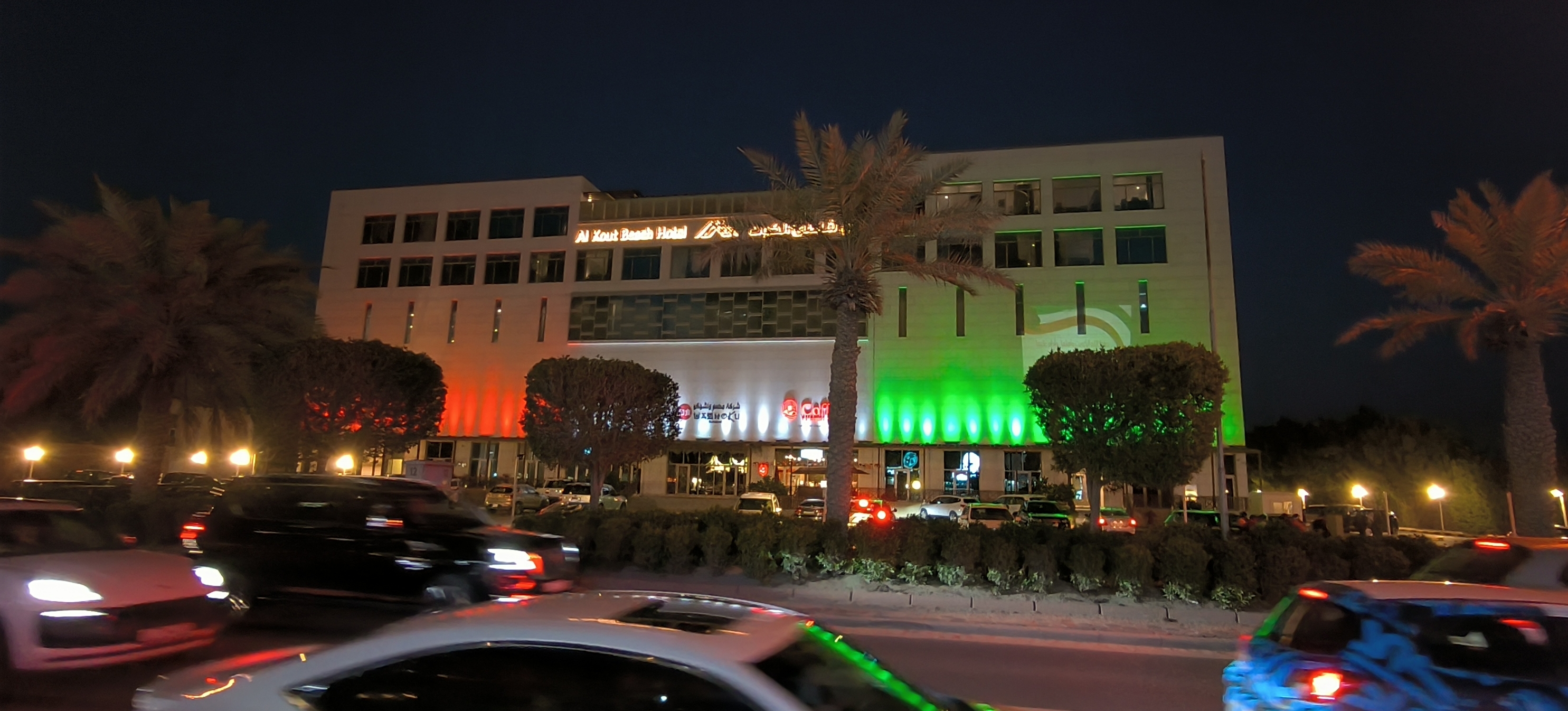 科威特曼卡夫Al kout beachhotel，夜晚的酒店，在科威特国旗的灯光渲染下极具魅力。海滩