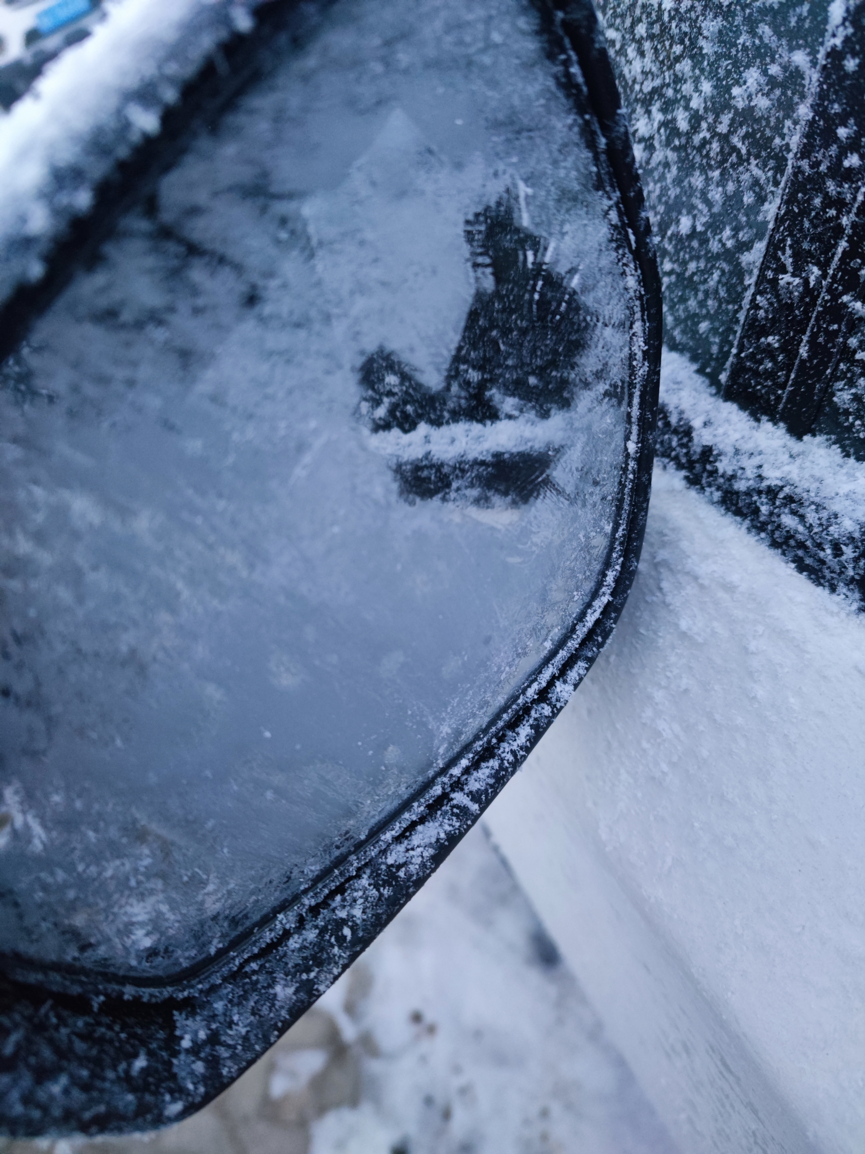 3月的吉木萨尔，天气依旧很寒冷，早晨的车银装素裹白雪皑皑。