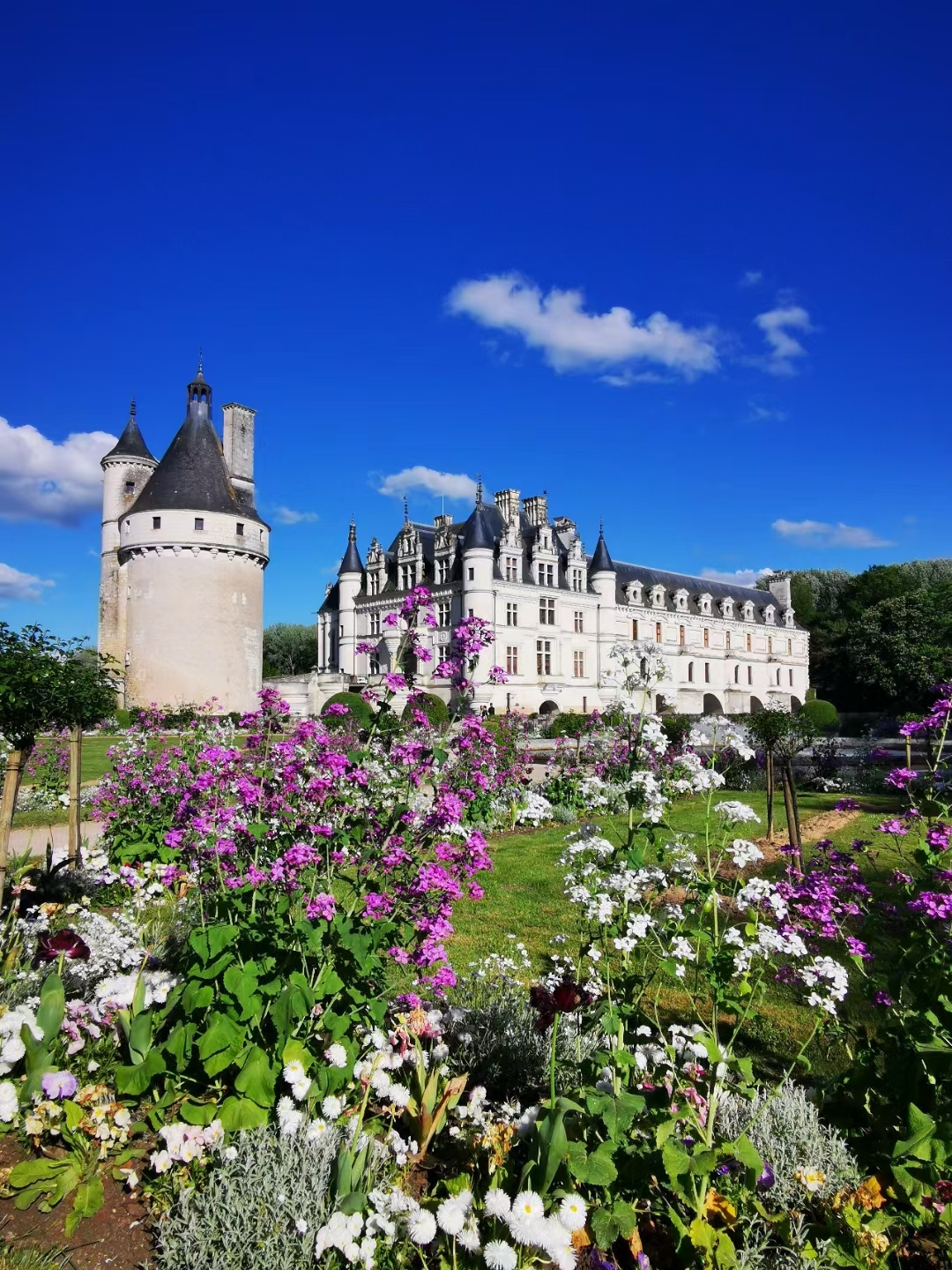 香侬堡（Chateau de Chenonceau） ——充满着女性的柔情的城堡。 与其它城堡不同，