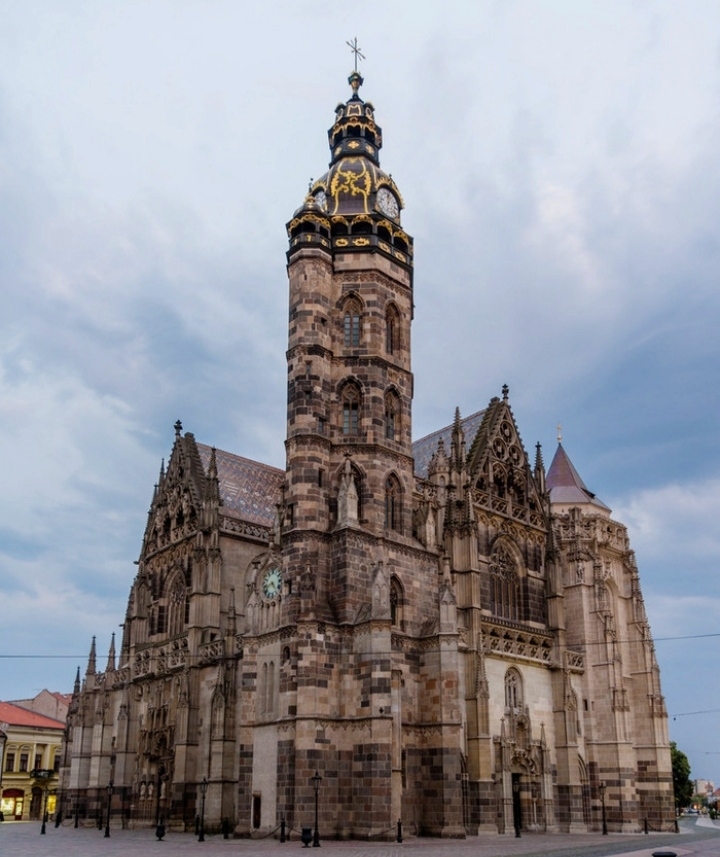 圣伊丽莎白大教堂，位于斯洛伐克第二大城市的市中心广场上，半球形的顶是少见的黑色和金色的，教堂目前的信