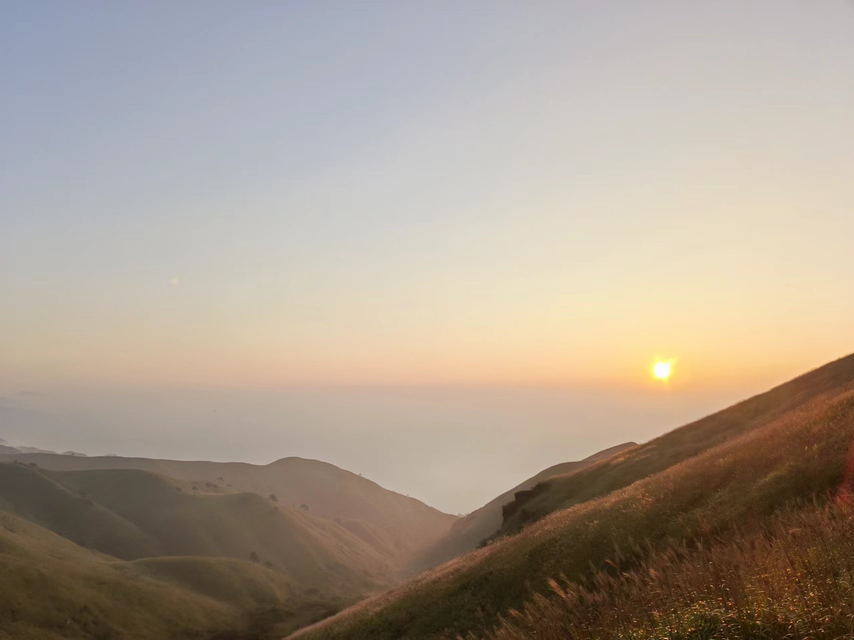 五月总要去一次去一个武公山吧，看看日出日落，还有五一的武功山全是吊带