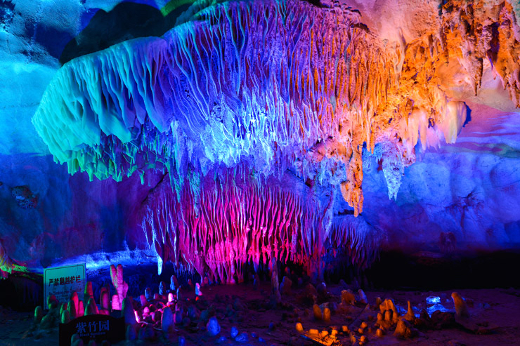 蓬莱仙洞是一个多层次、多阶段、多堆积形态的大型溶洞，全长3000余米，总面积2万多平方米，呈立交结构