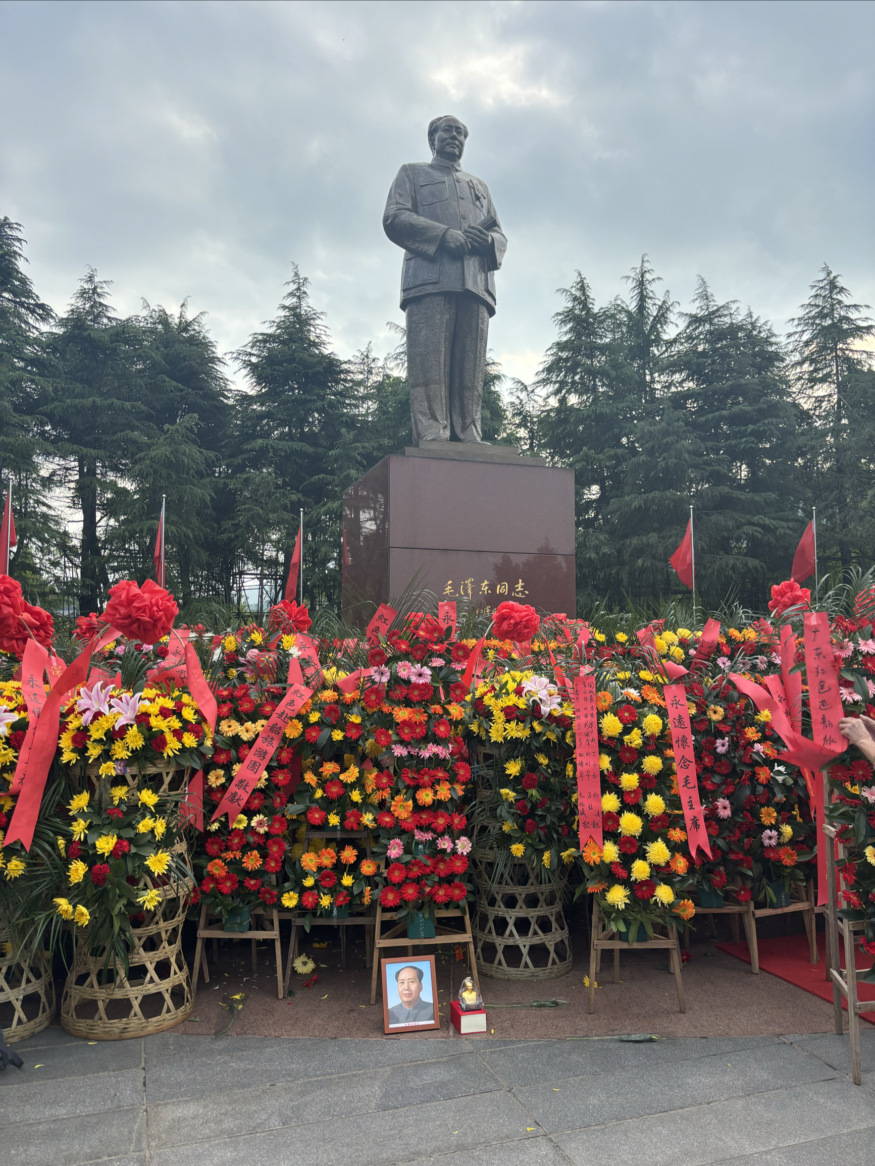 有信仰的韶山毛泽东铜像广场