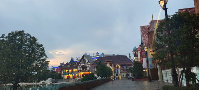 大型游乐设施,园区由"浪漫地中海","卡乐小镇","童话王国","欢乐时光"