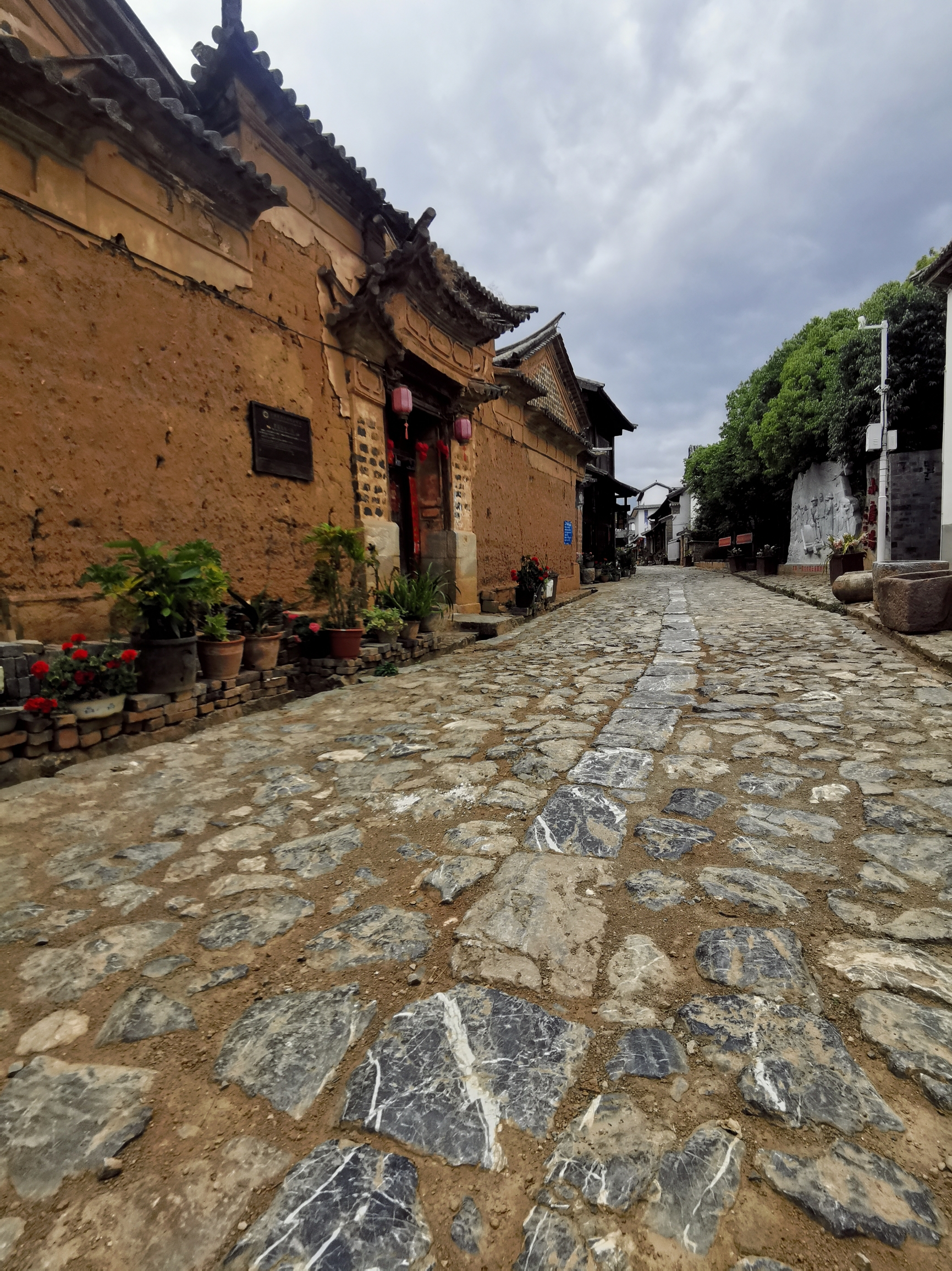 云南驿是个很寂静的古村。虽然已经没落，到很多老人依然生活在这儿，老式的理发店，是个活着的古镇，没有游