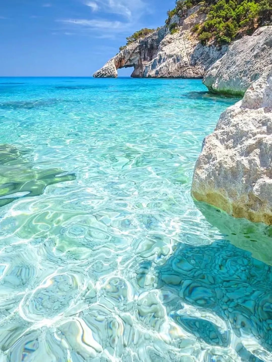 撒丁岛|藏在🇮🇹的真正果冻海，海水蓝过马代 撒丁岛，🇮🇹意大利第二大岛屿，地处地中海C位。  ✔️拥