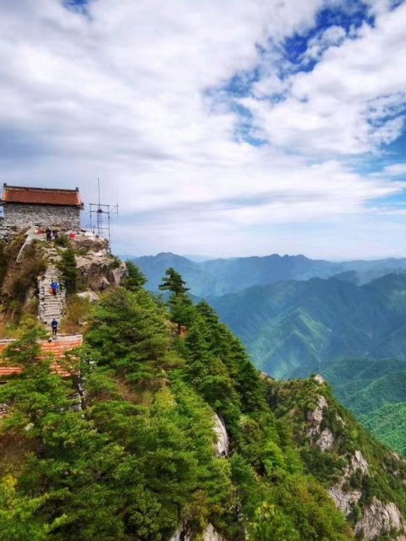 西安周边徒步太兴山打卡绝顶铁庙 太兴山，大多数人心目中公认的秦岭可攀登 山峰中最险的地方之一，森严的