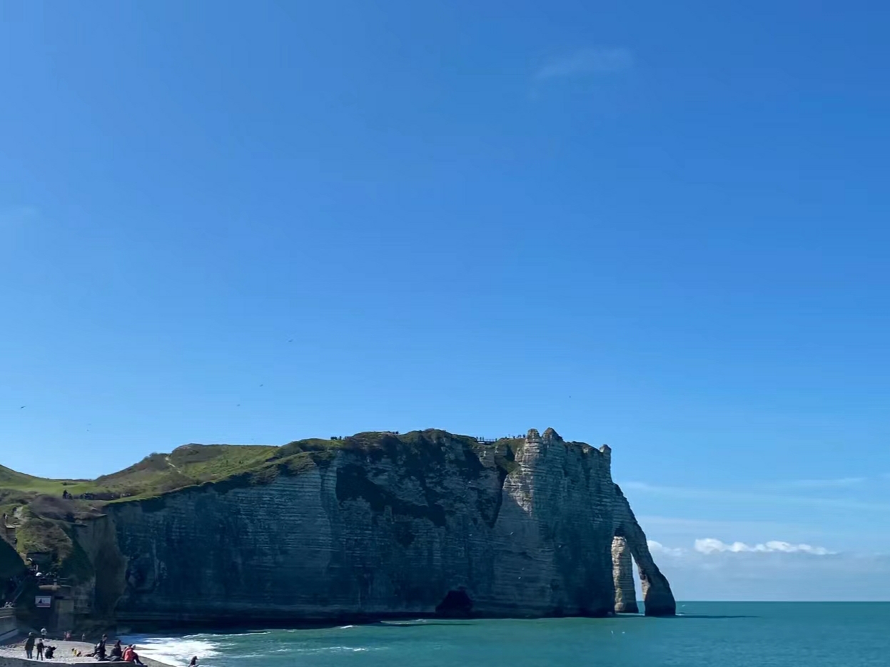 法国象鼻山景区位于西北部海滨旅游小镇艾特塔（Etretat），属上诺曼底大区，滨海塞纳省。它由三座象