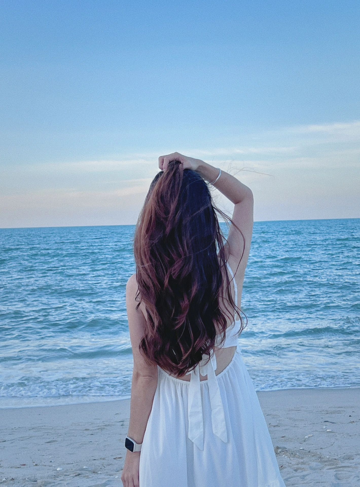 🇲🇾喜欢看海BLUE🫧💙 海边打卡这样拍就对了 📸  风很大 不看脸看背影就对了￼  穿上仙女裙 随