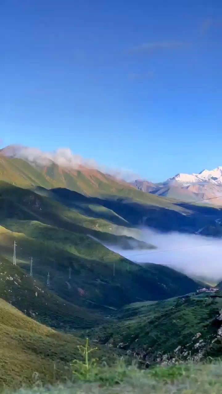 在高耸入云的雪山之巅，尽情领略冰雪世界的魅力与神秘，尽享极致刺激与宁静共存的壮丽景色