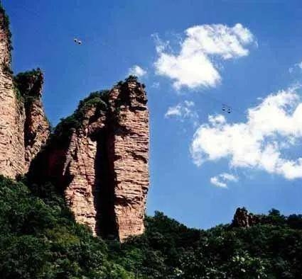 嶂石岩，位于河北省赞皇县境内，最高峰黄庵垴海拔1774米，截至2020年11月20日，总面积120平