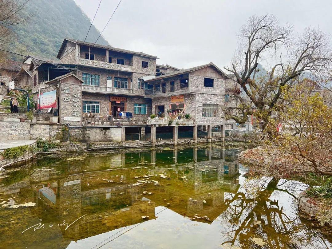 贵州黔西南有一座小众古寨，就在册亨县，好多游客看到名字不会读？  这里是刘小顺的旅行和生活研究所。 