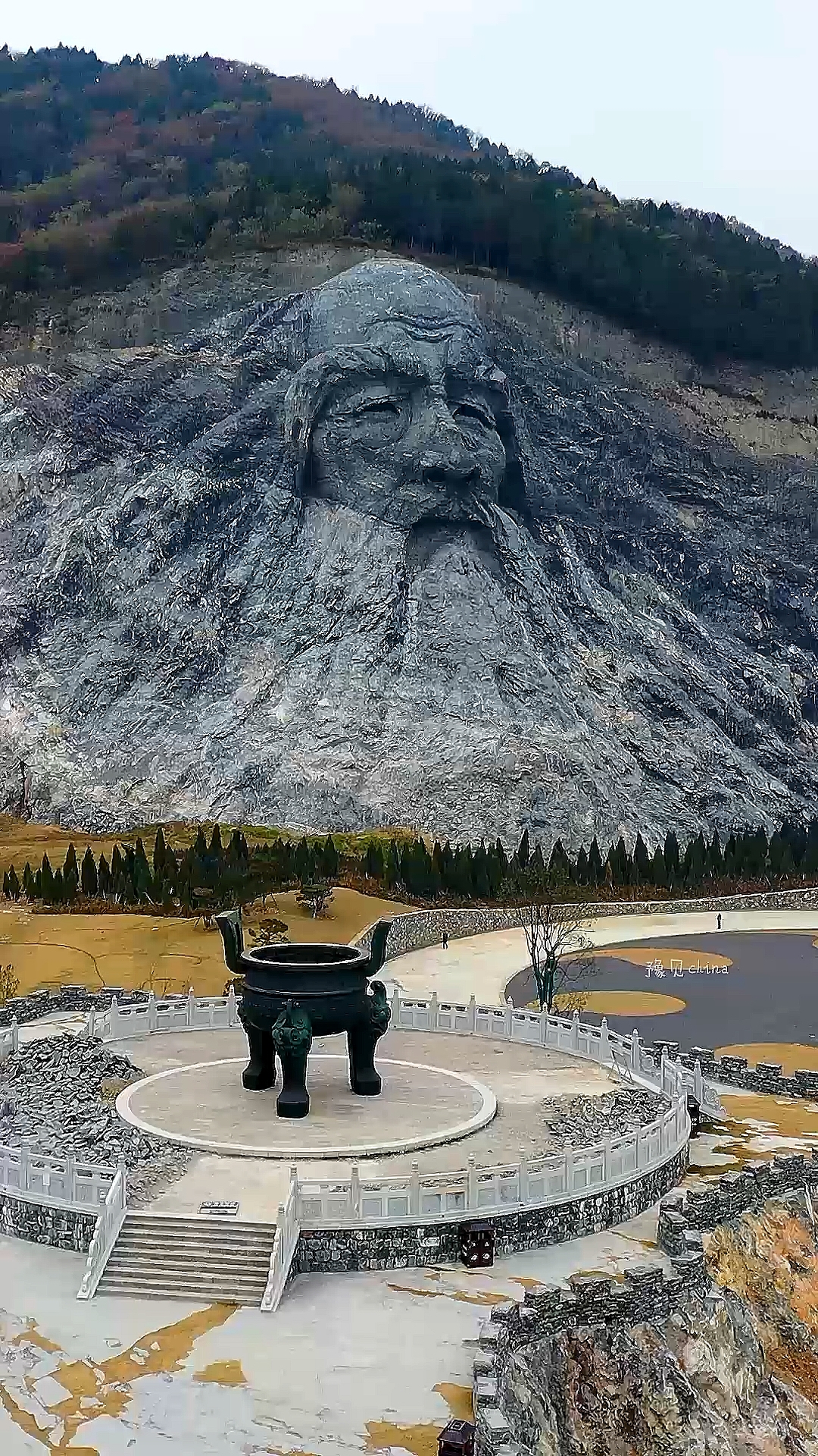 #那些最美的雕塑  地址：湖北襄阳 伏羲摩崖石刻雕像，高约70.5米、长约230米的中国最大的山体头