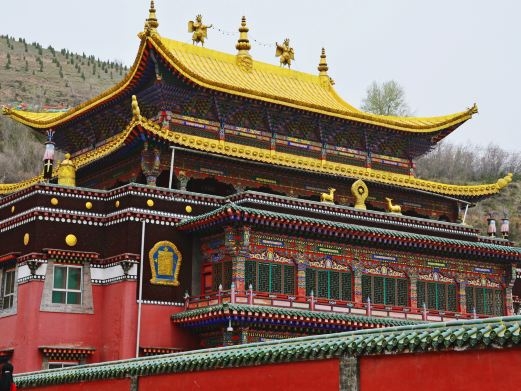 塔尔寺：藏传佛教的璀璨明珠，色彩斑斓的佛国仙境！