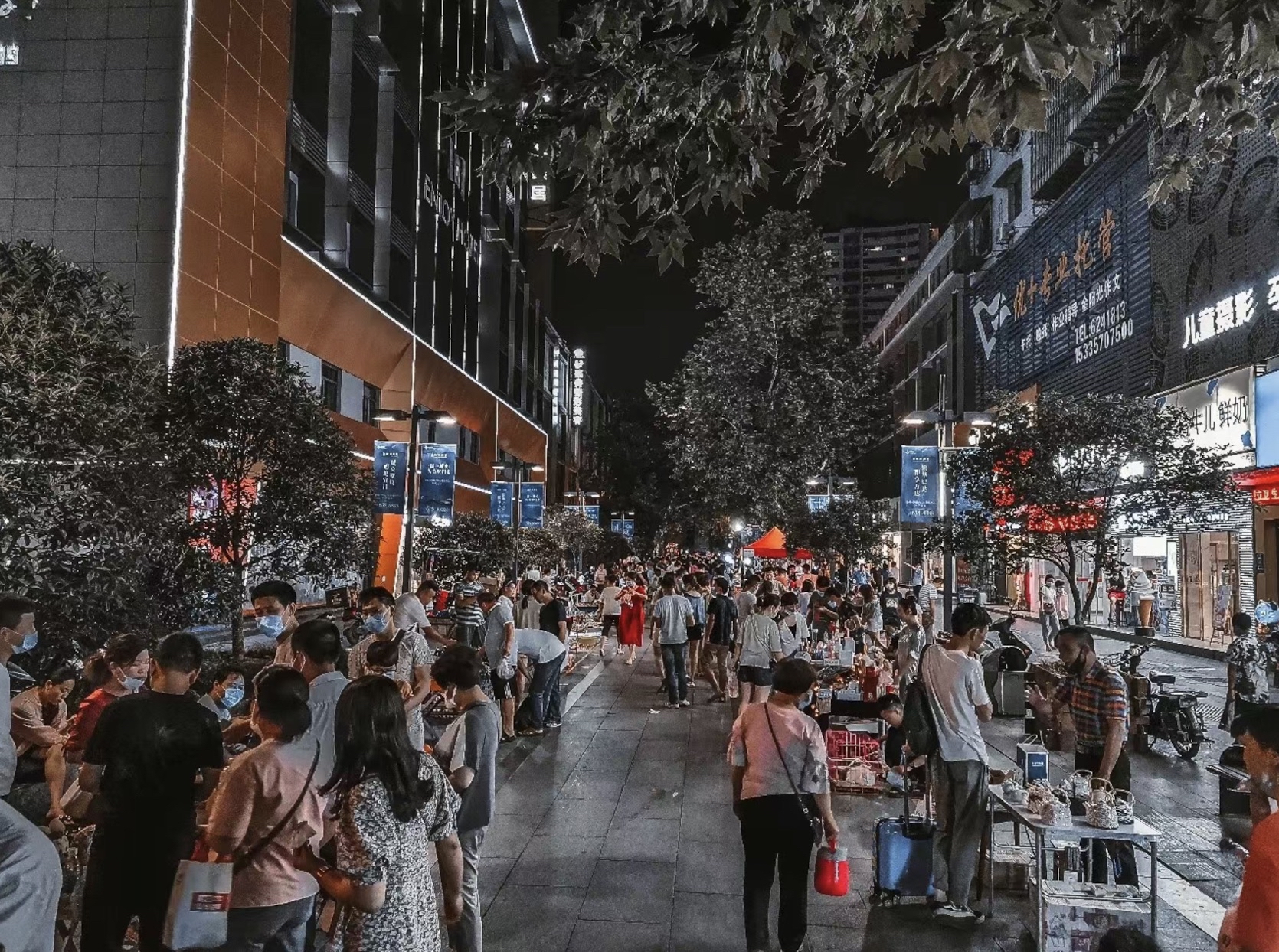 湖北宜昌解放路步行街的夜市，烟火氛围营造了一种独特的氛围，让人仿佛置身于热闹的节日庆典中。走在街道上
