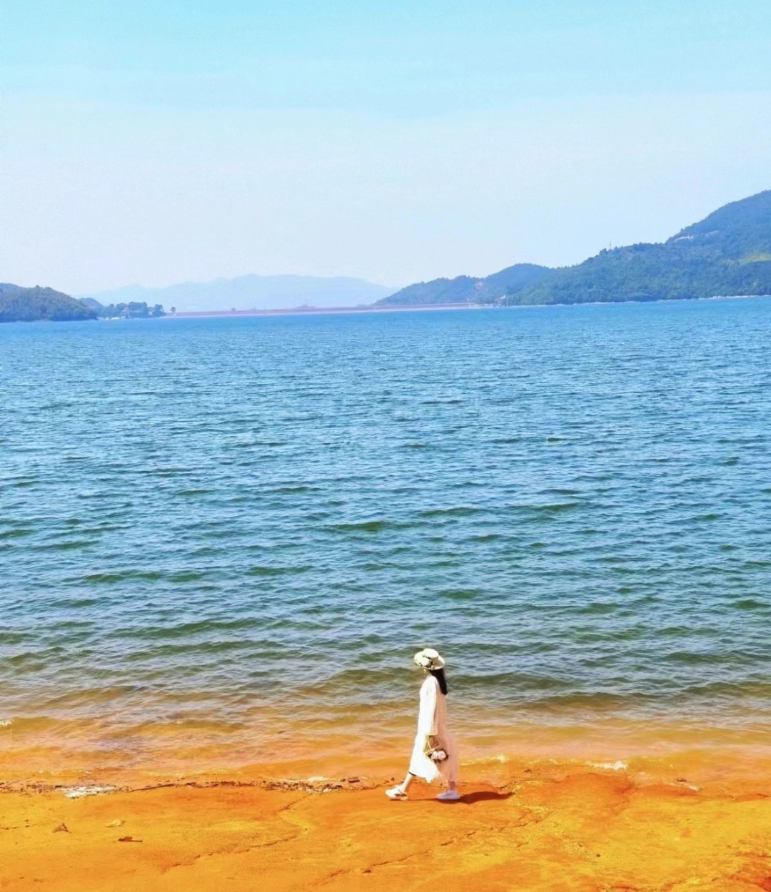 四明湖开元山庄景色美丽，朝似青天暮如金阳，服务员小鱼妹妹态度热情周到，准备下次再来玩…