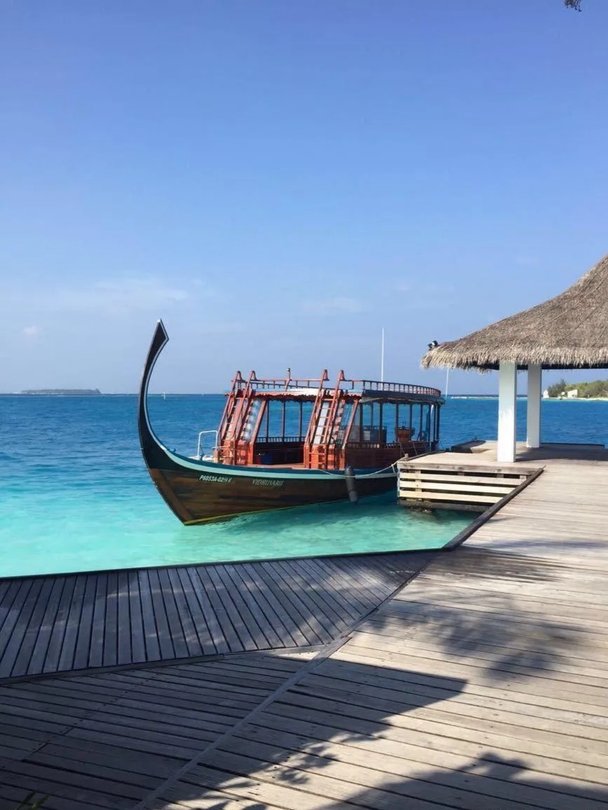 马尔代夫太阳岛原名为娜啦古来哆岛，位于南马尔代夫阿瑞环礁群岛。马尔代夫太阳岛是马尔代夫最大的休闲度假