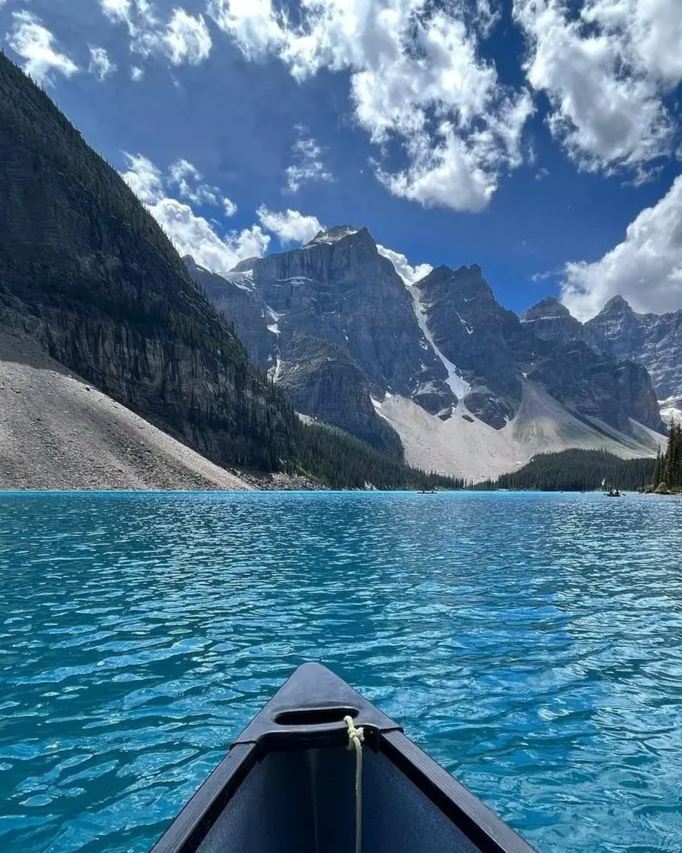 加拿大安大略省班夫国家公园有一个冰川湖一一梦莲湖。湖水折射沉积的岩粉，呈现出迷人的蓝绿色，有锯齿状的