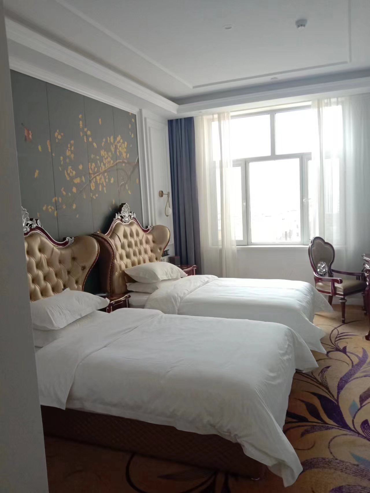 悦豪酒店在磐石这个地方还真是一个不错的酒店，干净卫生，欧式风格的房间布局，尤其是睡床靠背，宽大舒适，