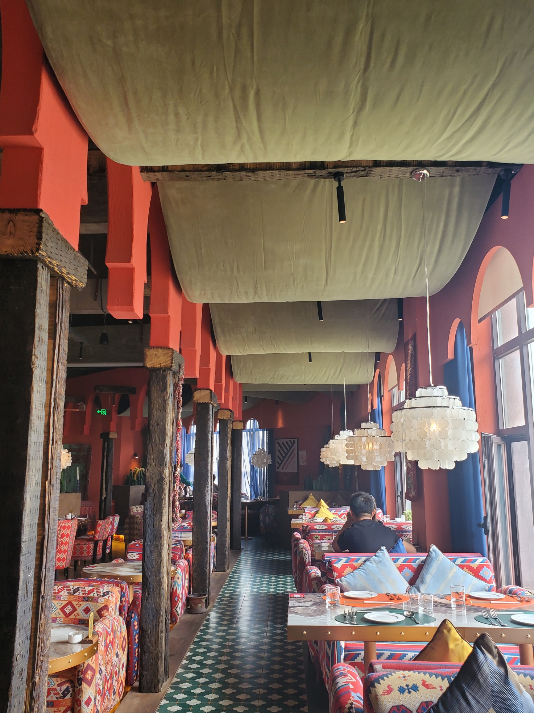 一阳咖啡古堡餐厅，非常漂亮且具有摩洛哥风特色的餐厅。