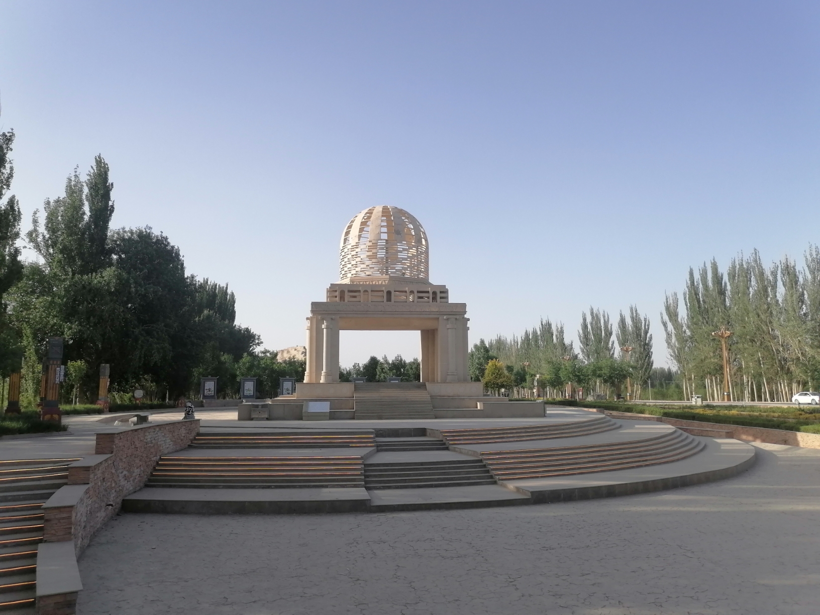 5月6日新疆若羌楼兰文化公园。周一楼兰博物馆没开放，我们在若羌休整一天。傍晚去了楼兰文化公园，公园给
