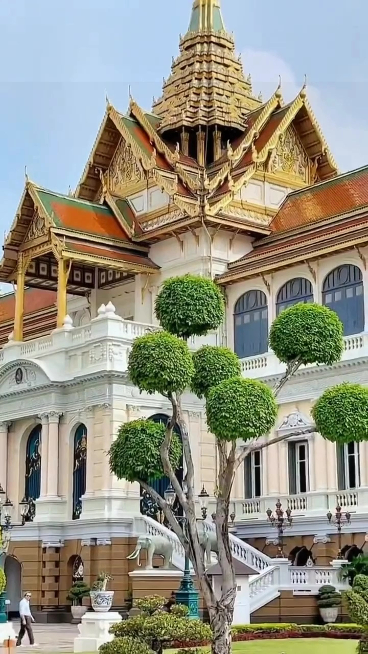 在曼谷的心脏，湄南河畔，矗立着一个时光的密语者——大皇宫。这不仅仅是一座宫殿，而是一段历史，一幅流动