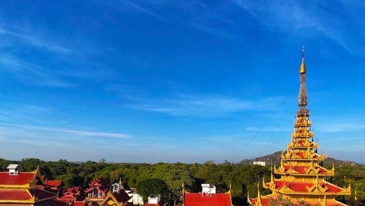 曼德勒皇宫是缅甸最后一个王朝贡榜王朝的皇宫，具有重要的历史意义。整个皇宫呈正方形，有104座庙宇，建