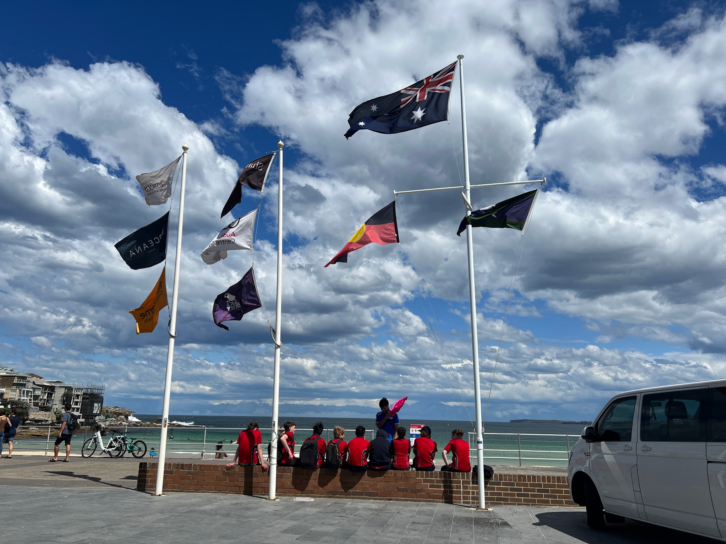 我终于来到了澳大利亚的悉尼，迫不及待地奔向了著名的邦迪海滩。当我第一次踏上那片沙滩时，心情无比激动。