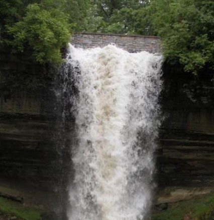 明尼哈哈瀑布位于美国明尼苏达州明尼阿波利斯市中心的密西西比河上，是美国最著名的风景名胜之一。瀑布由上
